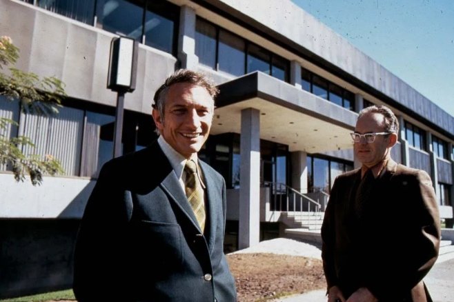 Robert Noyce (left) and Gordon Moore