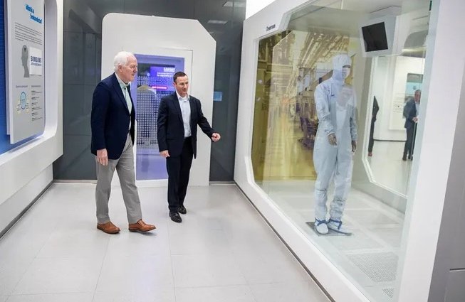 Sen. John Cornyn touring Samsung's Austin fab